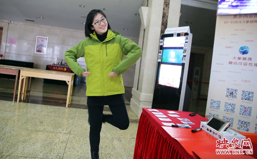 工作間隙，樂天跳起了“南式芭蕾”。