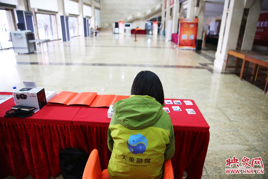 一個人的堅守在工作崗位。