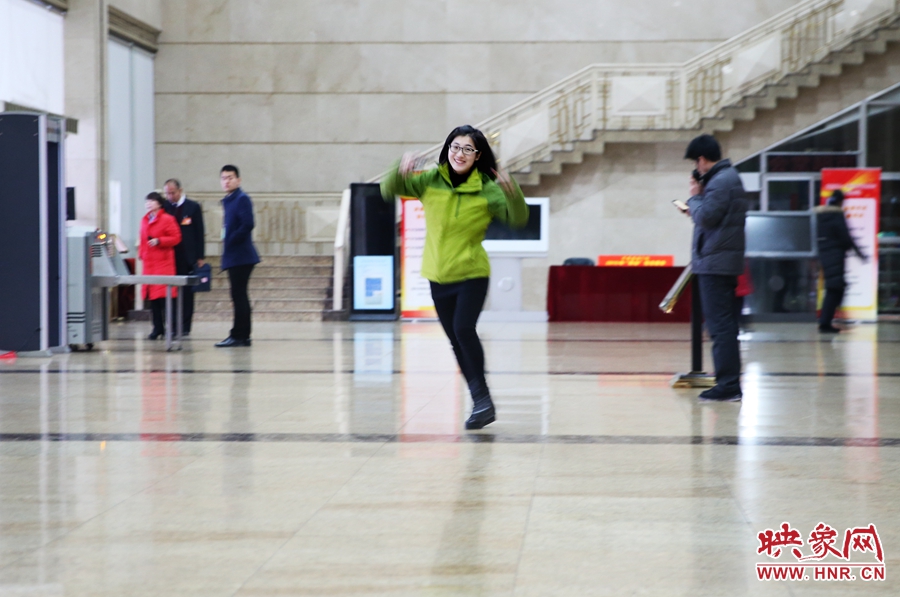 南樂天完成一個采訪后，興奮的跳了起來。