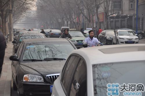 　業(yè)主將車停到經(jīng)一路上，給路人造成很大的不便