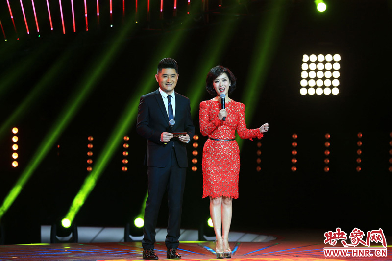《梨園春》主持人關(guān)楓、龐曉戈