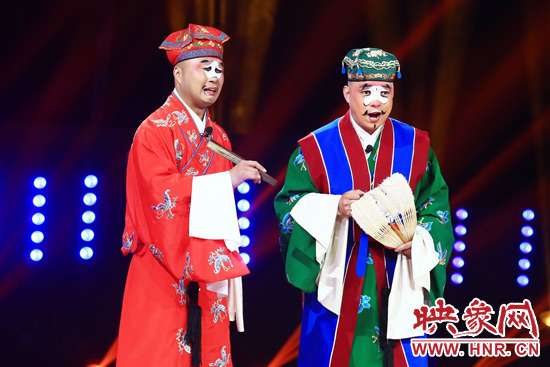 田相偉（右）表演喜劇《吹?！沸Ψ珗?chǎng)