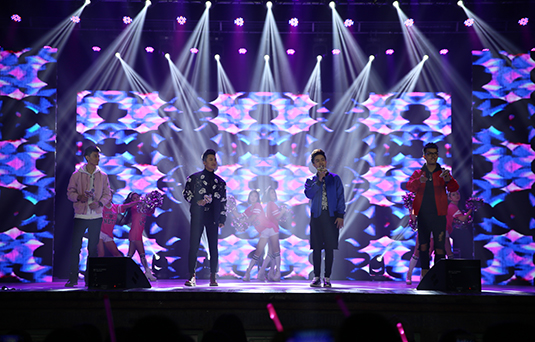 圣誕HIGH不?！睹霮歌秀》校園巡演持續(xù)開唱