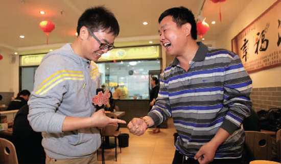 玩石頭剪刀布,于洋“秒殺”小飛 玩石頭剪刀布,于洋“秒殺”小飛