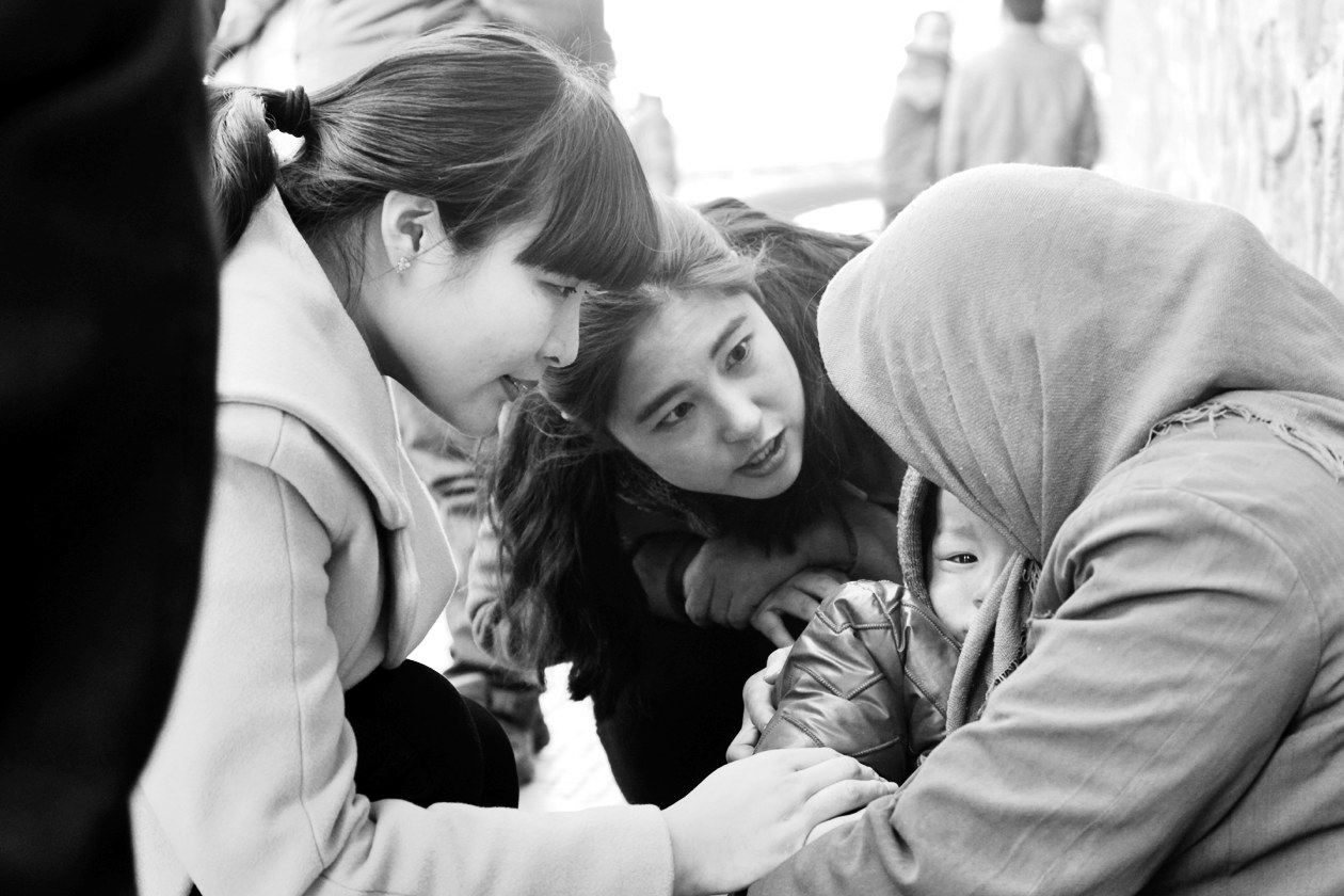 “幫女郎”(左)和“小莉”發(fā)現(xiàn)乞討男童后，上前近距離進(jìn)行辨認(rèn)