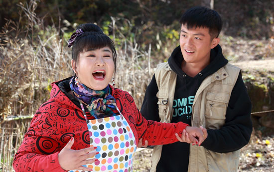 香香在劇中跟村里的幾位帥小伙都產(chǎn)生了剪不斷理還亂的關系