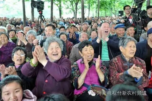 藝術家賣力演出，觀眾高聲叫好