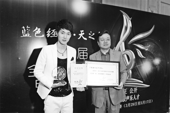 王晰領取流行組冠軍獎，河南電視臺藝術總監(jiān)李暄代表河南電視臺領取第15屆青歌賽團體獎