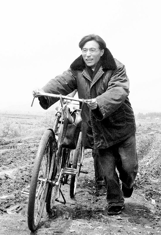 怕乘汽車跑太快聽不見群眾說話，焦裕祿下基層總是靠自行車 《焦裕祿》劇照