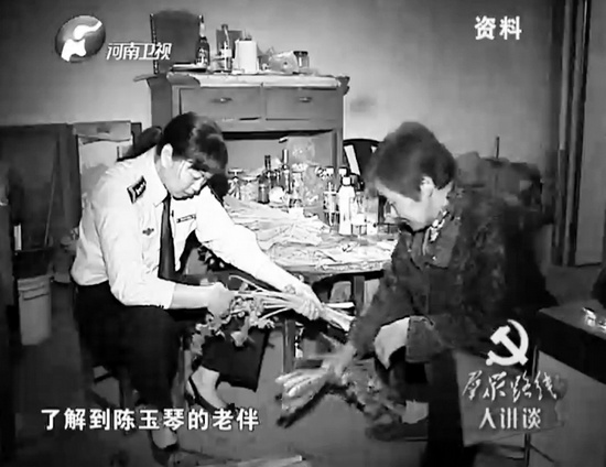 崔愛(ài)梅去陳玉琴家?guī)屠先藫癫撕幽闲l(wèi)視 《群眾路線大講談》視頻截圖