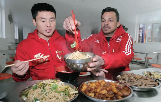 　約瑟夫一再表示食堂大師傅飯菜做得很好，他的筷子已經(jīng)用得很熟練了