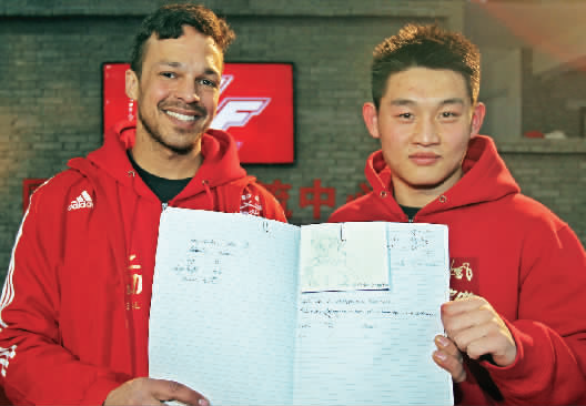 　　約瑟夫手繪了每個選手的肖像，認(rèn)認(rèn)真真地用字母拼寫出選手的中文名字附注。“看，這個是鄭召玉喲”