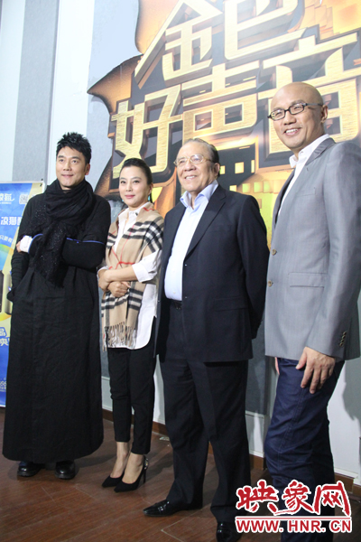 林依輪、李玲玉、楊洪基三位評(píng)委導(dǎo)師以及主持人孫國(guó)慶接受媒體采訪