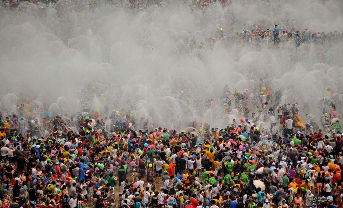 組圖：西雙版納萬(wàn)人歡度潑水節(jié) 蔚為壯觀