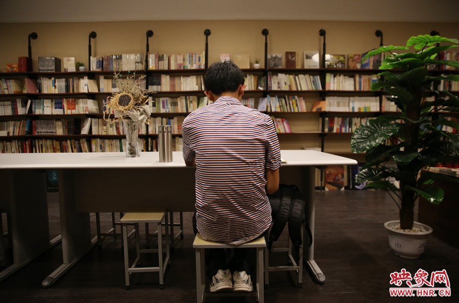 5月23日晚，鄭州一家24小時（周五、周六）書店營業(yè)。慕名而來的客人在看書。