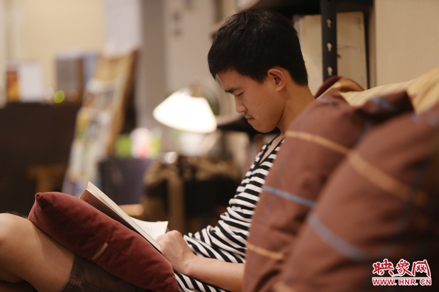 徐浩然，24歲，圖書編輯：在書店看紙質(zhì)書，意境會更深一些。