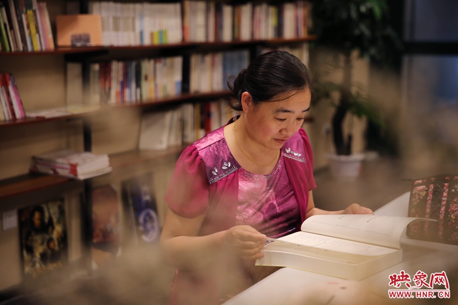 王艷、44歲，某醫(yī)院醫(yī)生：白天沒有時間，晚上帶小孩來這里培養(yǎng)她們的讀書習(xí)慣。