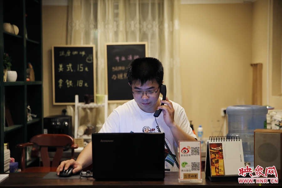 店長小博，由于書店搬遷至此，經(jīng)常接詢問地址的電話。