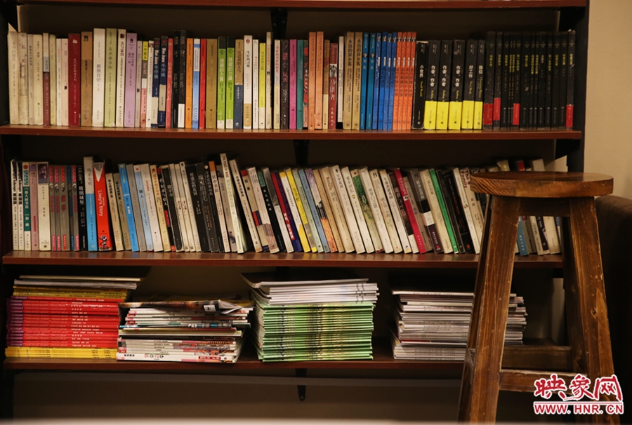 書店內(nèi)設(shè)置的高腳凳子。