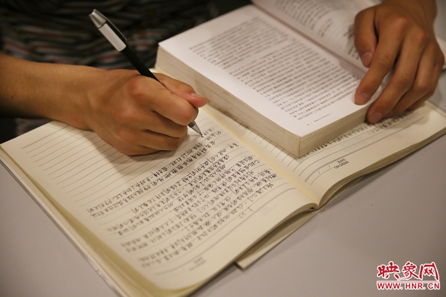 看書的人。