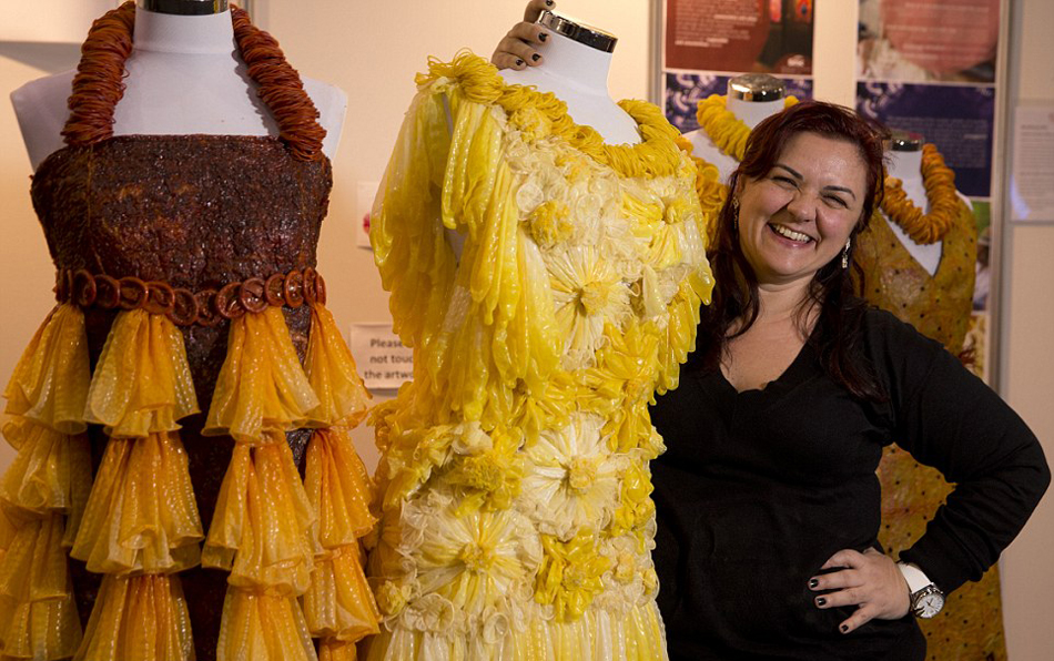 巴西藝術家用避孕套制作華麗連衣裙 巴西藝術家用避孕套制作華麗連衣裙