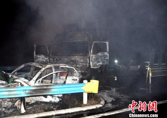 10月2日0時(shí)許，杭瑞高速貴州江口縣往銅仁市方向，距王家溝隧道出口200米處，發(fā)生一起三車追尾交通事