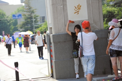 不愿排隊(duì)等待的游客只在門前留影。