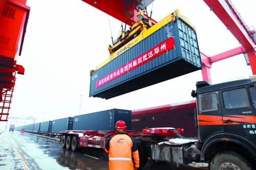 8日,帶回41集裝箱汽車原配件、動(dòng)車高鐵鋼板、高檔飲料