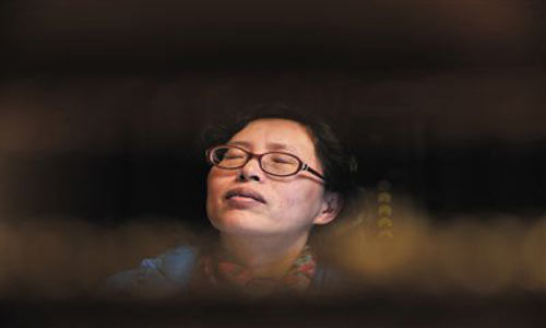 人們將醫(yī)療制度的憤懣情緒，寄托在這個(gè)走廊醫(yī)生身上，共同沉浸在受迫害的幻覺(jué)之中